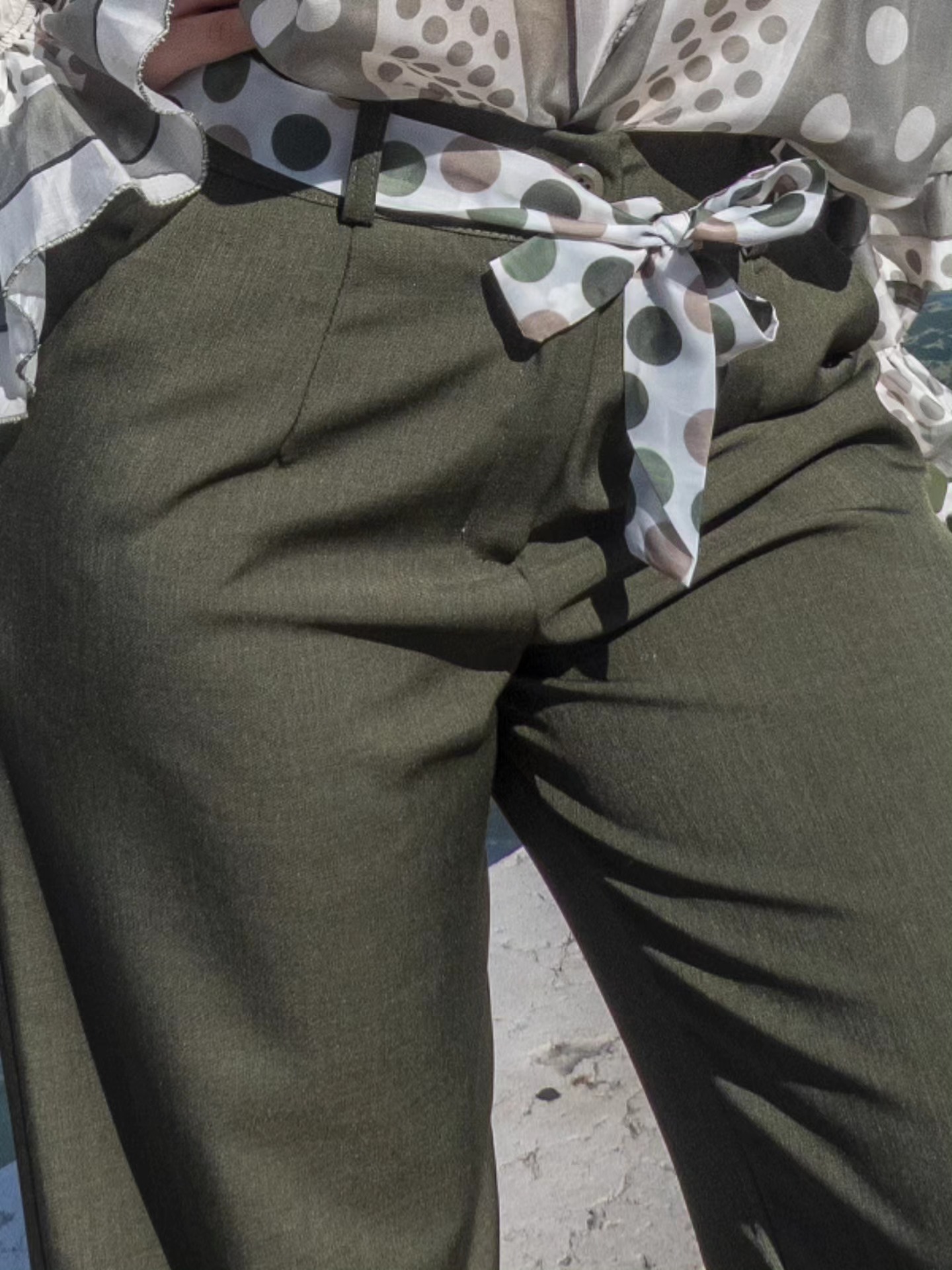 Λαδί παντελόνι με πουά κορδέλα