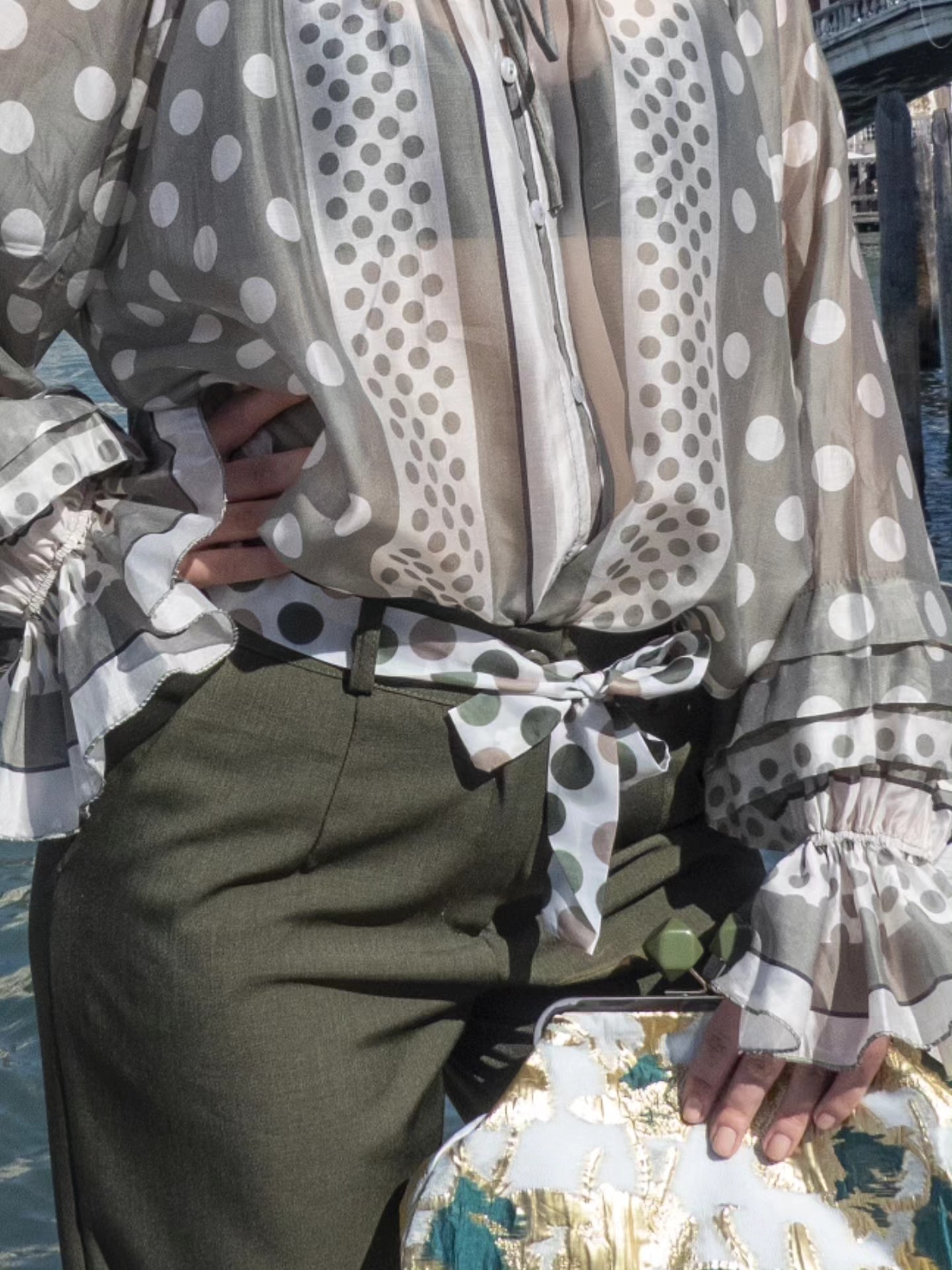 Λαδί παντελόνι με πουά κορδέλα - Image 9